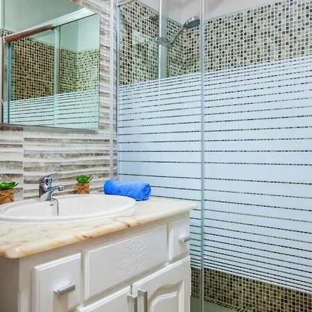 Βίλα Sleeps 8 With Pool Air Con And Wifi *