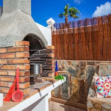 Villa Sleeps 8 With Pool Air Con And Wifi Corralejo