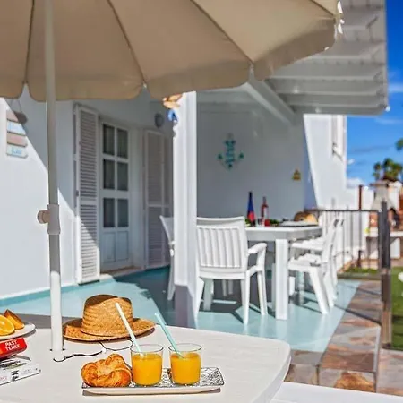 Sleeps 8 With Pool Air Con And Wifi Corralejo