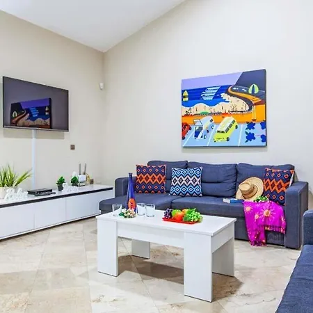 Villa Sleeps 8 With Pool Air Con And Wifi Corralejo