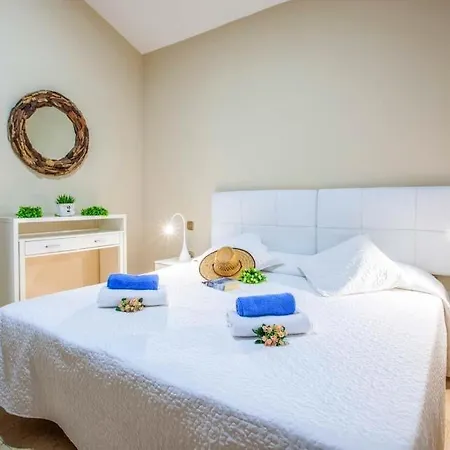 Sleeps 8 With Pool Air Con And Wifi