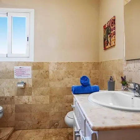 Villa Sleeps 8 With Pool Air Con And Wifi
